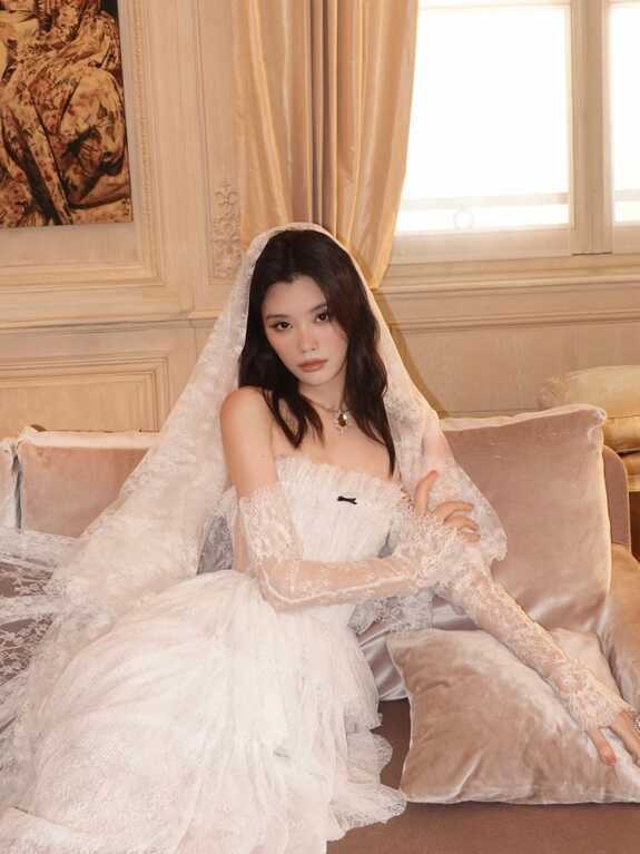 Hề Mộng Dao khoe sắc trong đầm cưới của nhà mốt Việt