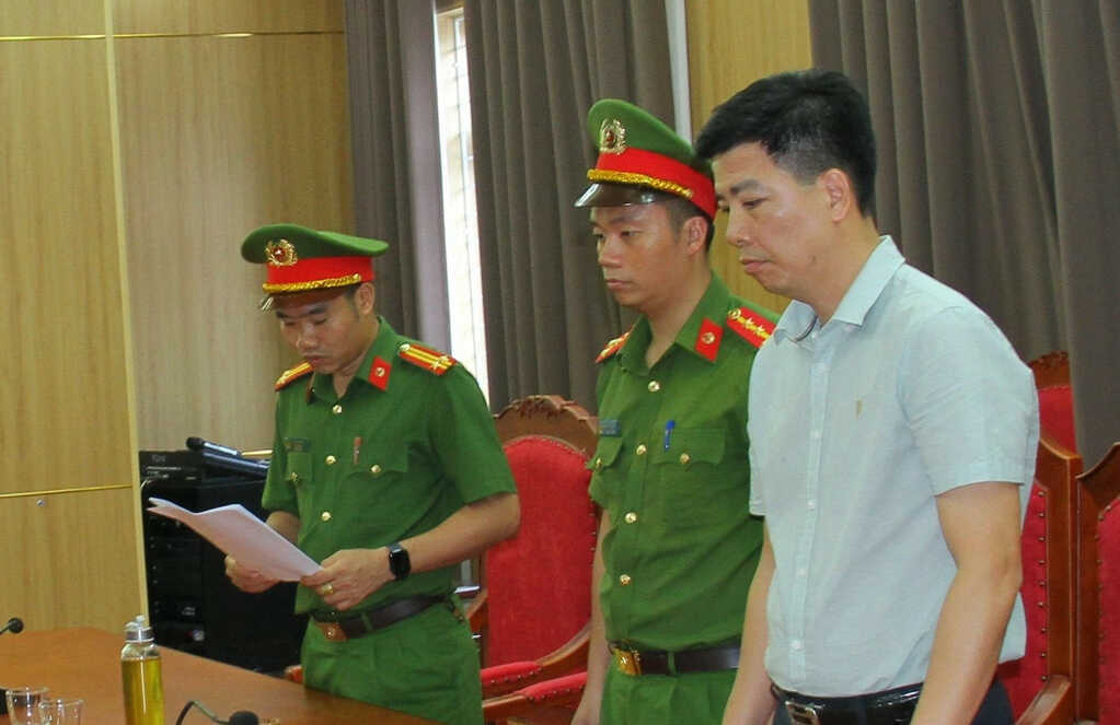 Bắt giữ phó chủ tịch xã liên quan vụ lan can đá bờ sông Hồng gãy đổ sau bão Yagi