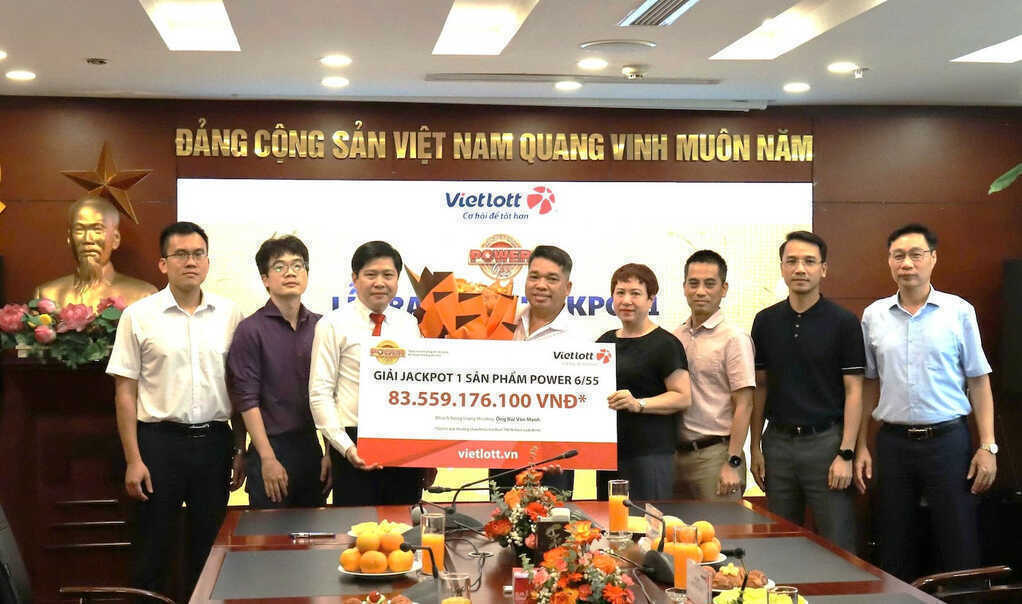 Chân dung người trúng độc đắc Vietlott hơn 83,5 tỷ: Lý do không đeo mặt nạ nhận thưởng