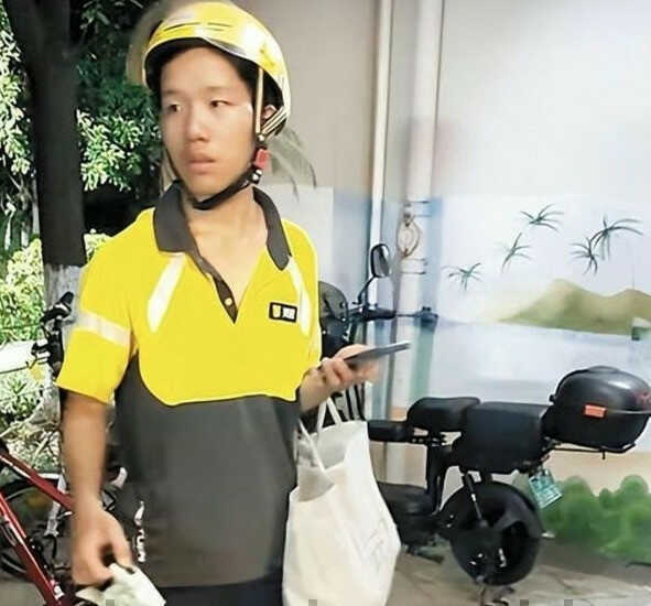 Nam sinh 19 tuổi sống dưới gầm cầu, làm hơn 10 giờ/ngày để tích tiền nhập học