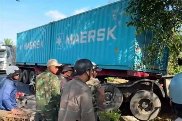 Xe công nông va chạm container, 3 người chết