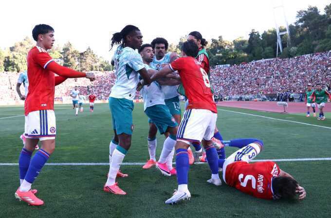 Tiền đạo Bồ Đào Nha tát đối thủ trong trận giao hữu trước World Cup