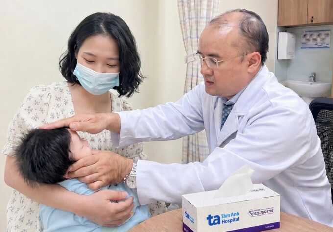 Vì sao trẻ sơ sinh bị méo đầu?