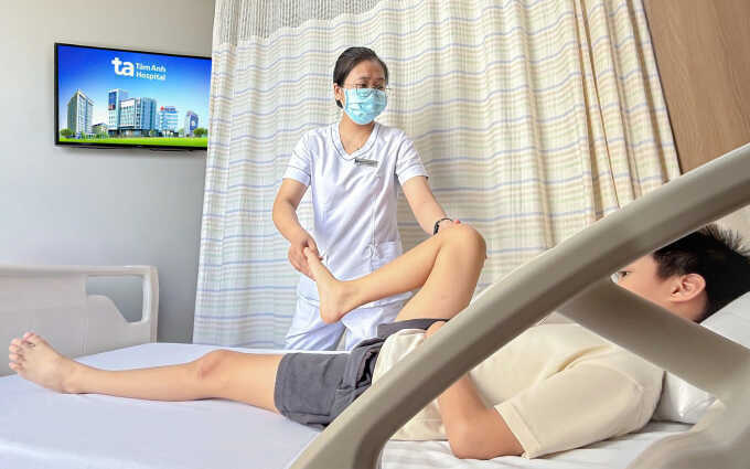 Chân bé trai sưng to do ổ áp xe