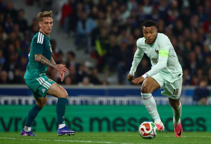 Deschamps: `Mbappe để dành bàn thắng cho World Cup`