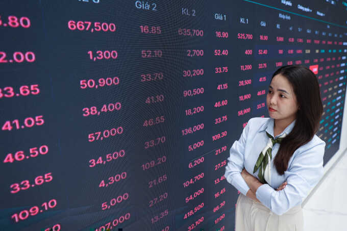 Vì sao thanh khoản chứng khoán giảm sâu?