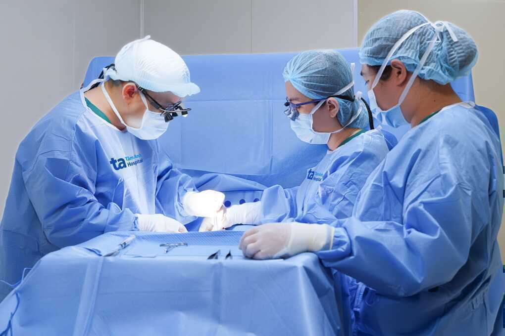 Bé trai bị dị tật vành tai bẩm sinh