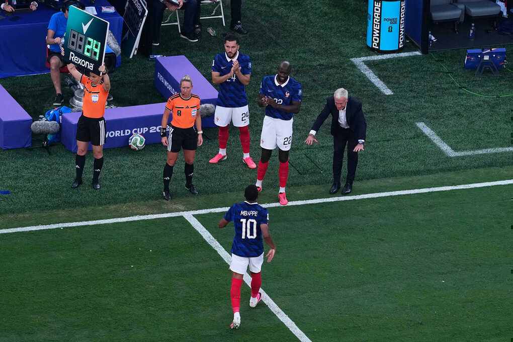 HLV Deschamps cúi đầu trước Mbappe