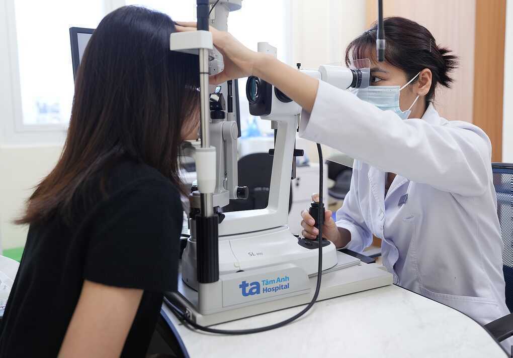 Keo 502 dính vào mắt có gây mù?