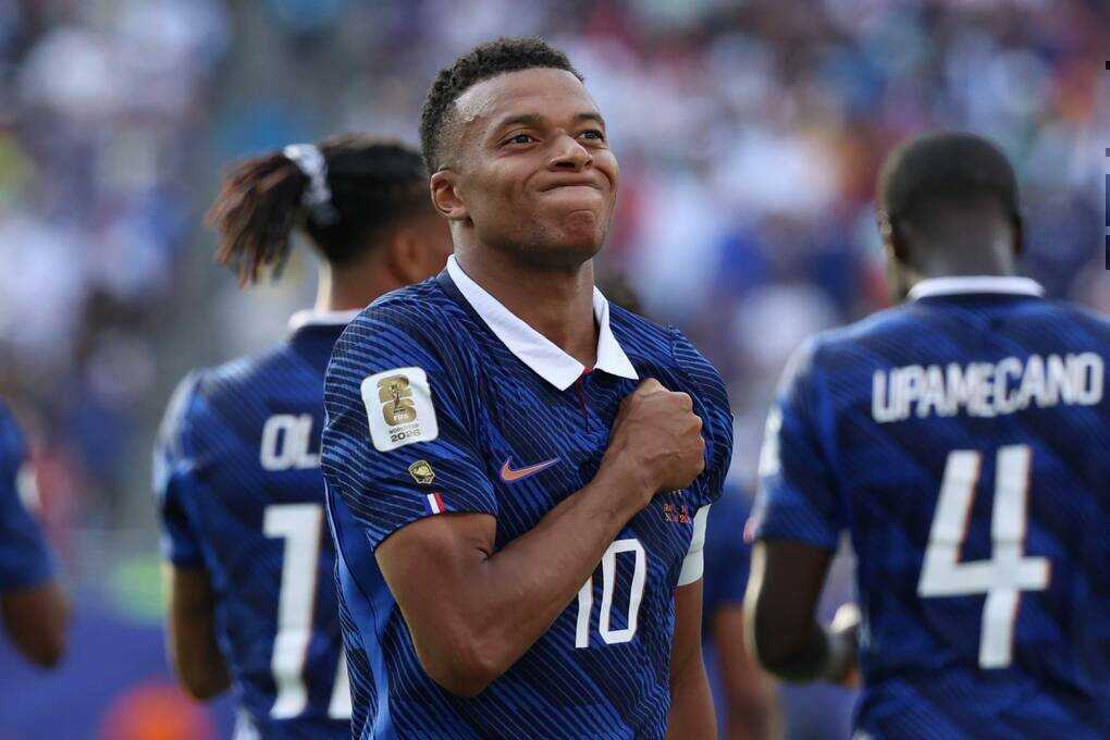 Mbappe không muốn đua ghi bàn với Messi