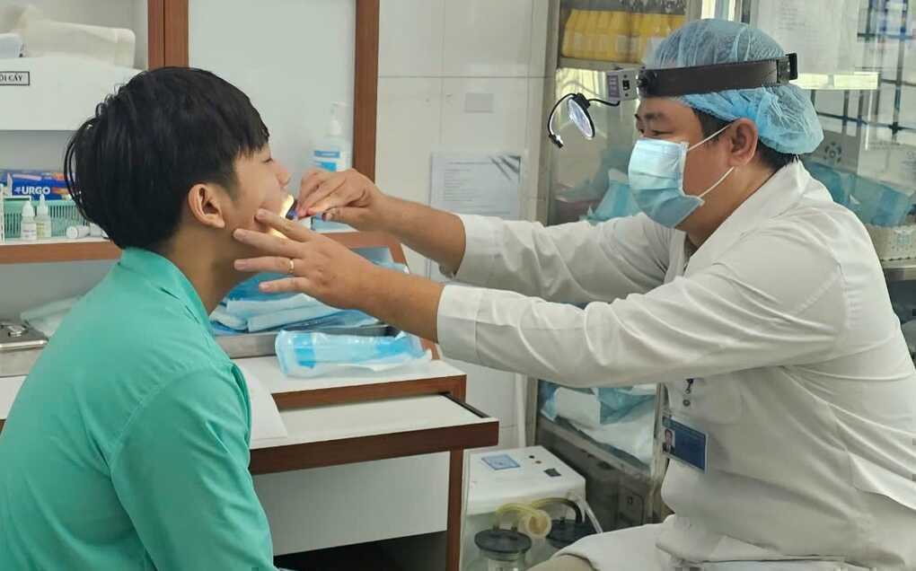 Bỏng họng do nuốt thức ăn quá nóng