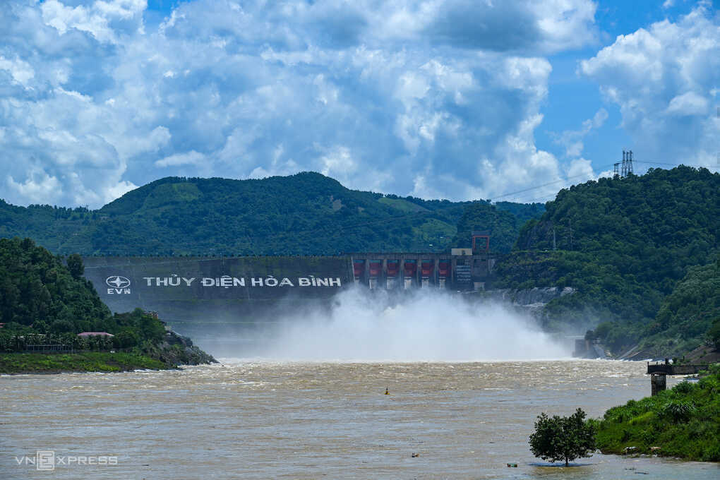 Thủy điện Hòa Bình mở một cửa xả