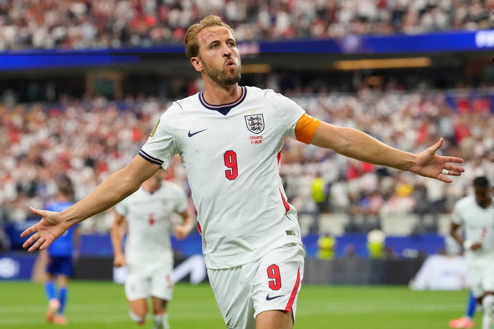 Carragher: `Kane toàn diện hơn Haaland`