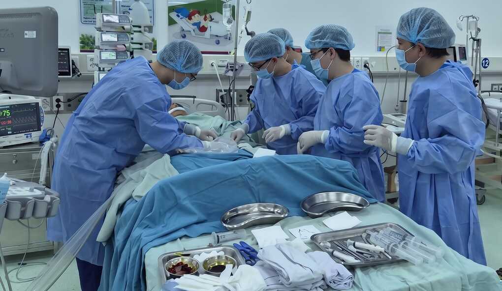 Cứu sống thiếu niên viêm cơ tim tối cấp