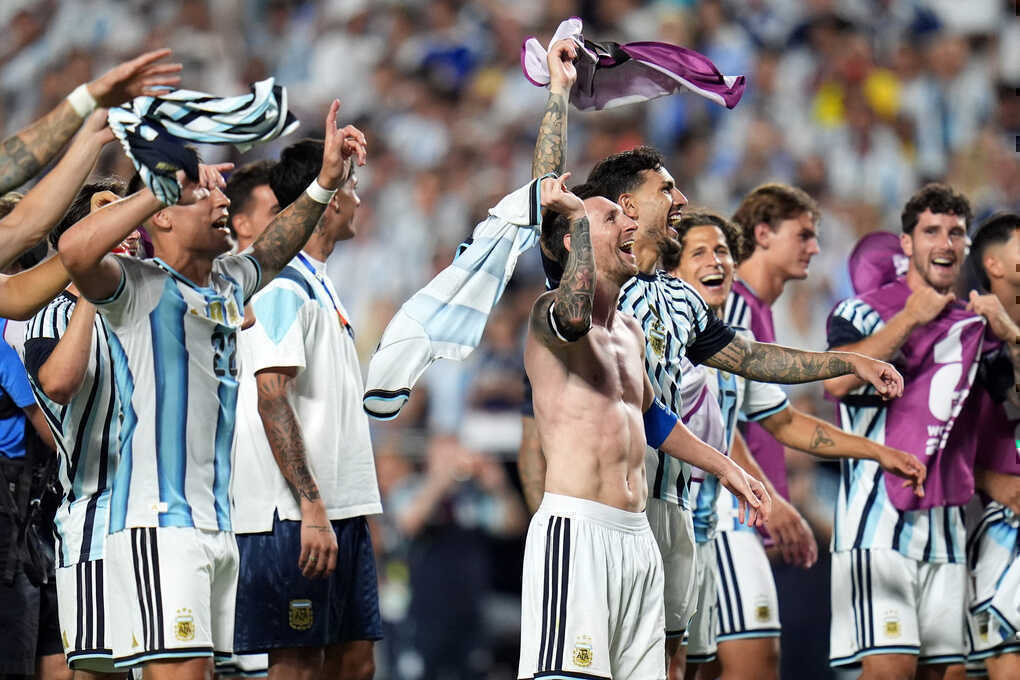 Đội tuyển Argentina hát giễu người Anh
