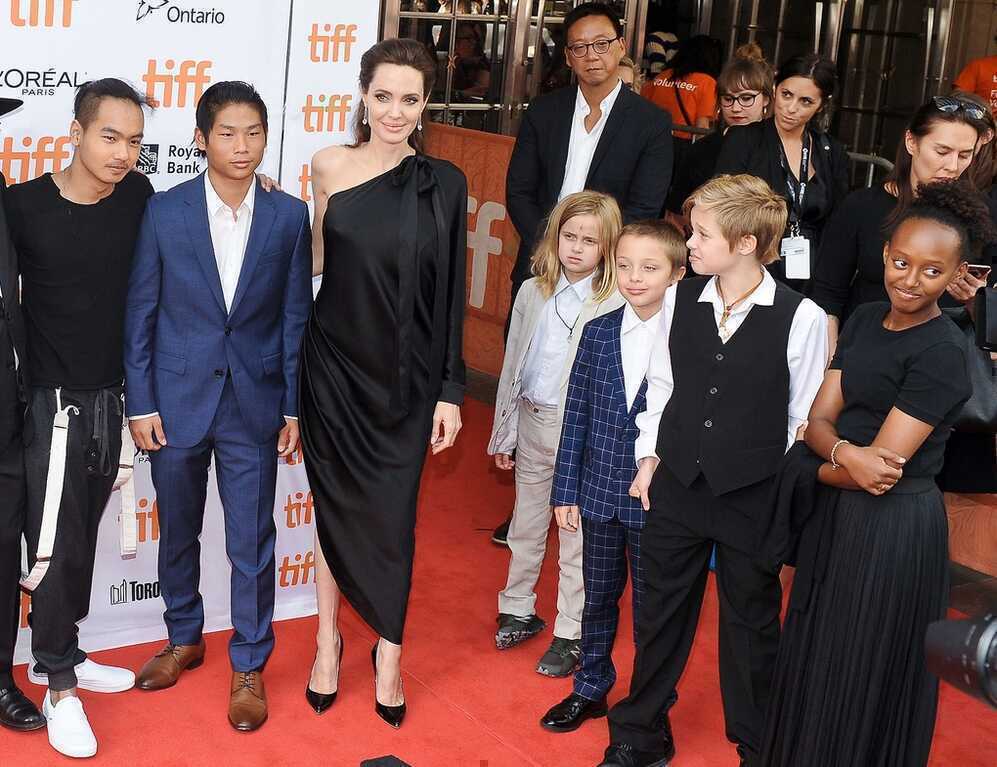 Hai con út của Angelina Jolie đón tuổi 18