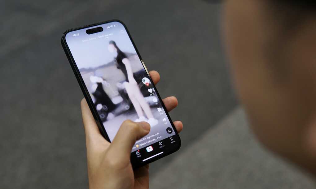 Những bộ não rã rời trong `cơn lũ` video ngắn