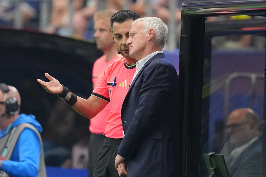 Deschamps trách trọng tài sau khi thua bán kết World Cup 2026