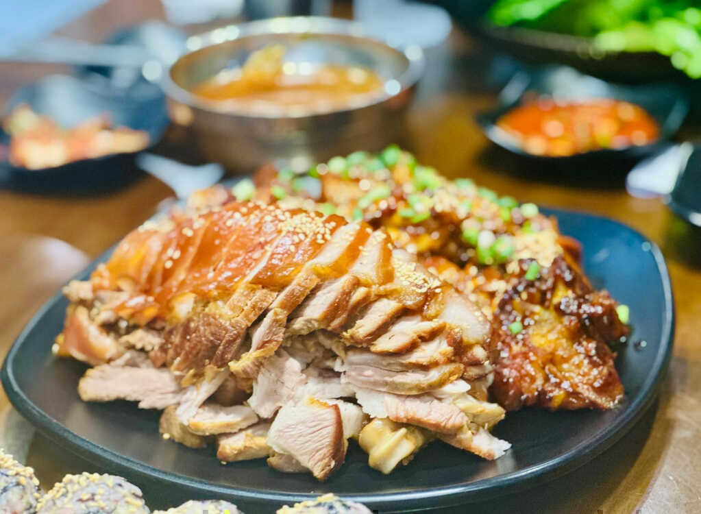 Người trung niên ăn chân giò thường xuyên, có thể xuất hiện 5 thay đổi