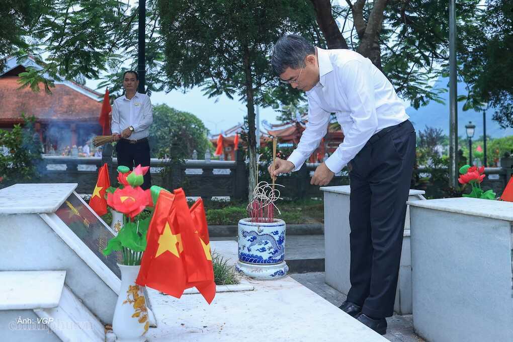 Thủ tướng dâng hương tại Nghĩa trang liệt sĩ quốc gia Vị Xuyên