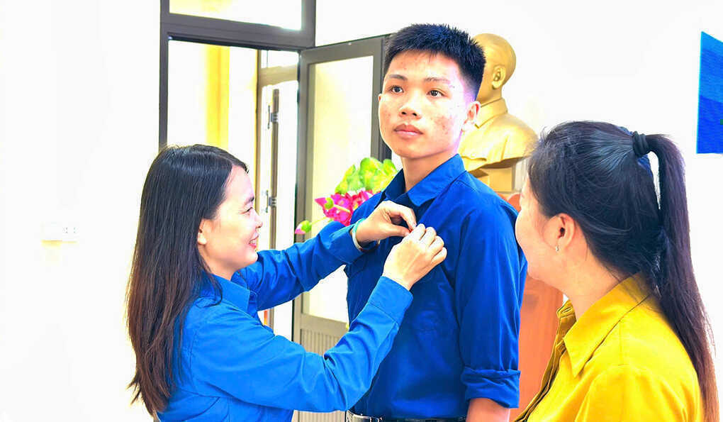 Nam sinh lao ra biển cứu bé 9 tuổi nhận huy hiệu Tuổi trẻ dũng cảm