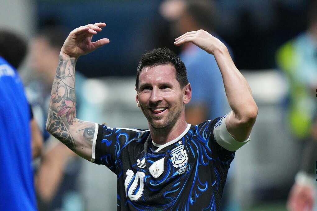 Báo Pháp: `Messi ngược dòng trong cuộc đua Quả Bóng Vàng`