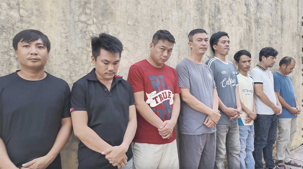 Chín người bị bắt vì 