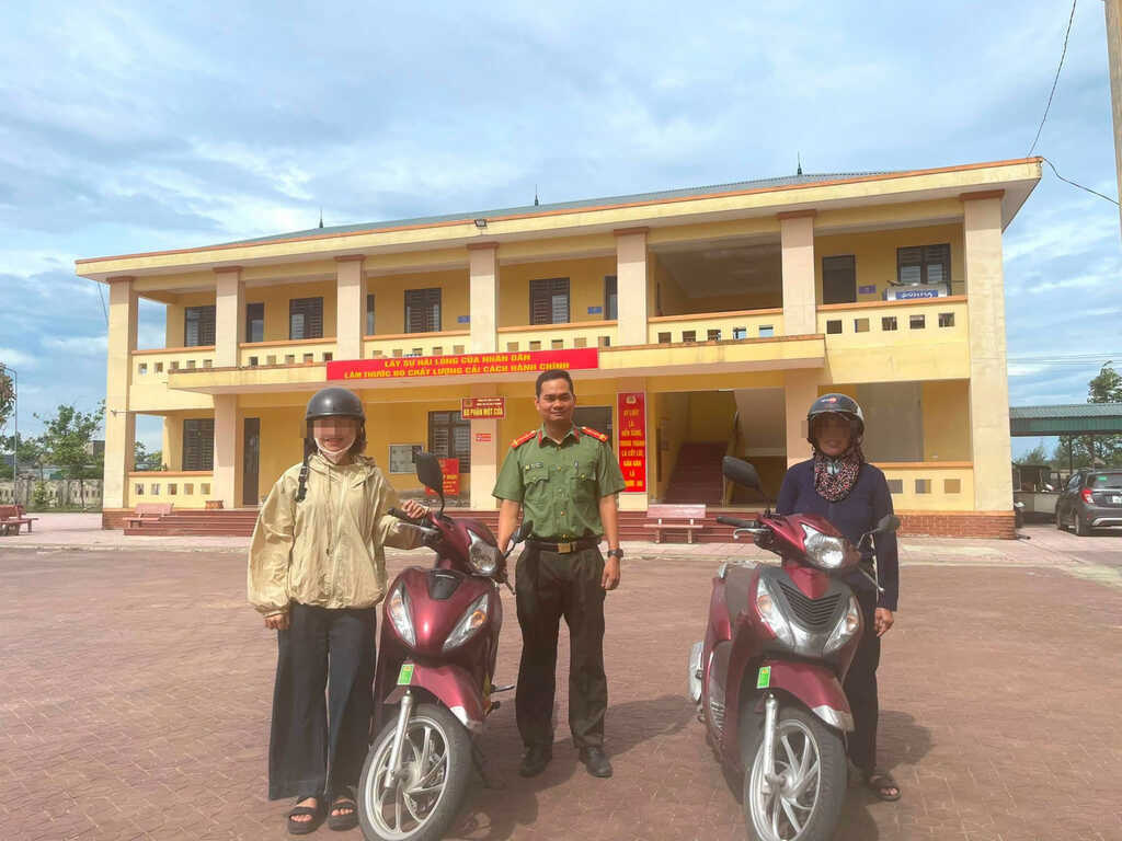 Hi hữu 2 phụ nữ đi nhầm xe máy về nhà