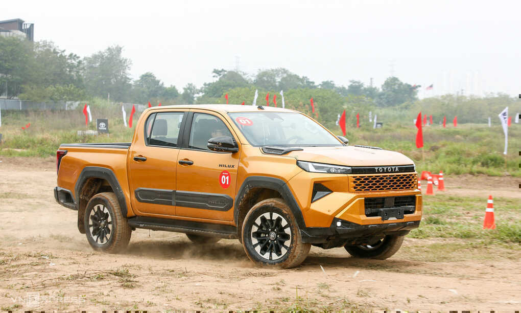 Thị trường bán tải nửa đầu 2026: Hilux thu hẹp khoảng cách với Ranger