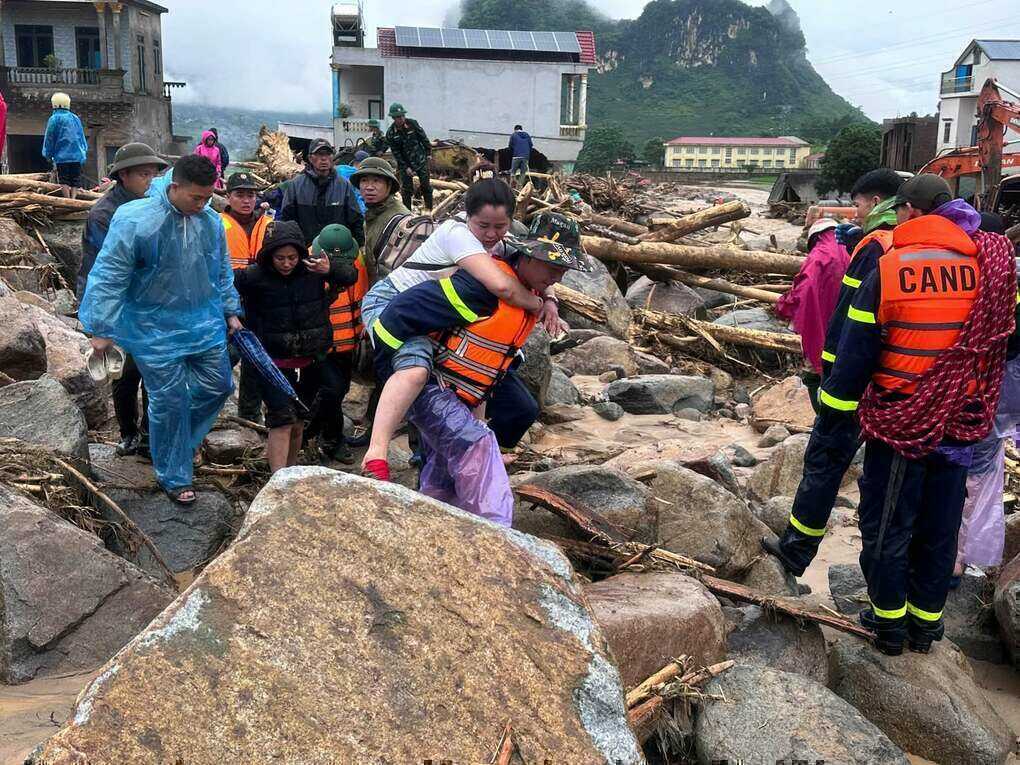 Lai Châu chạy đua tìm kiếm nạn nhân, dọn bùn đất sau lũ quét