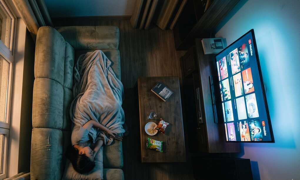 Ngủ khi tivi còn bật hại sức khỏe thế nào