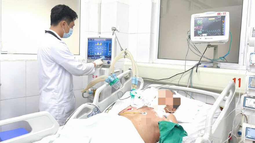 Nguy kịch vì gà mổ vào gót chân