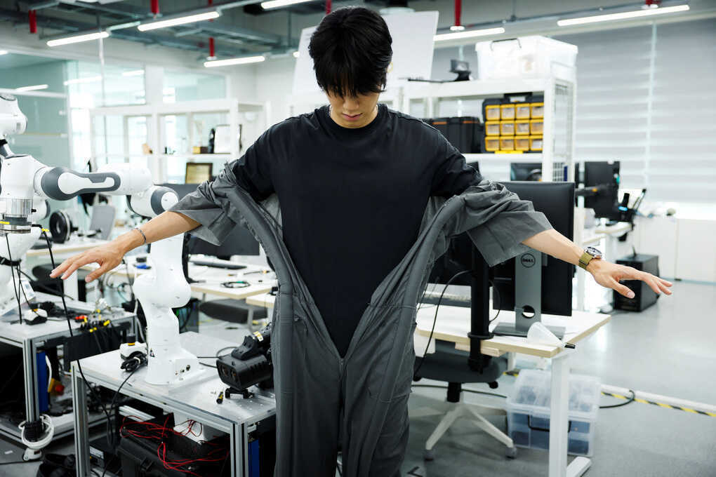 Robot giúp người mặc quần áo