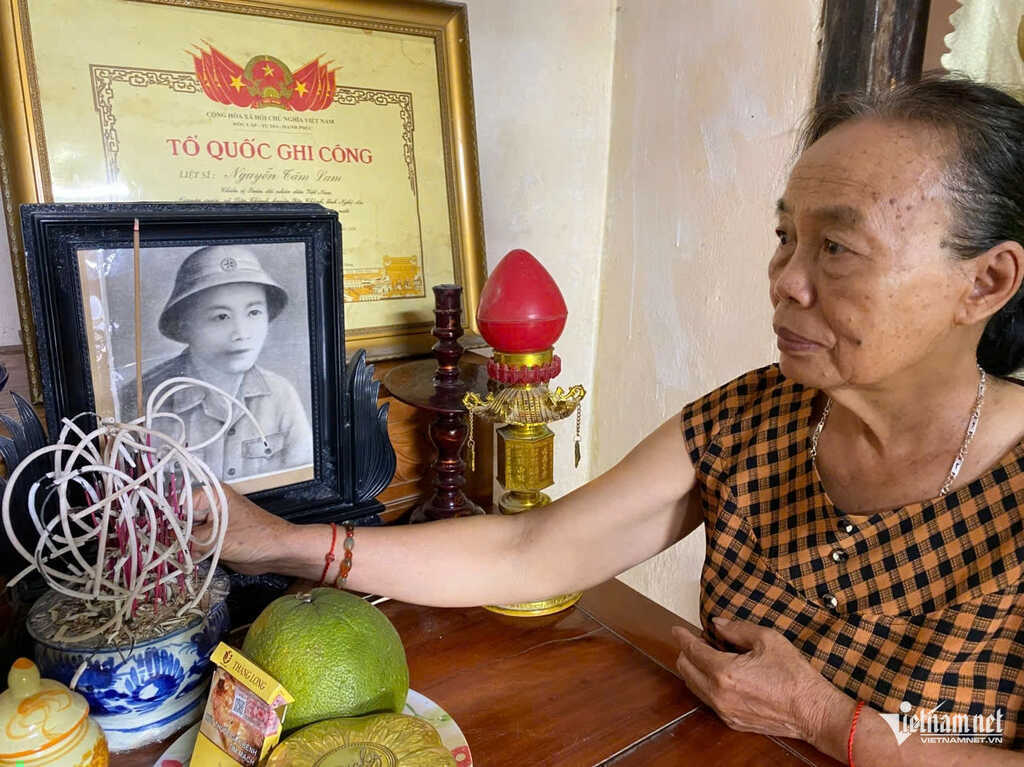 Tiếng chuông báo mộng và 13 chuyến xe tìm anh trai liệt sĩ ở `đất lửa`