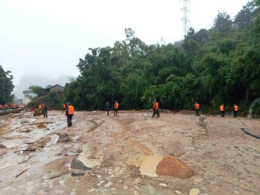 Tìm thấy thi thể 4 người bị lũ cuốn trôi