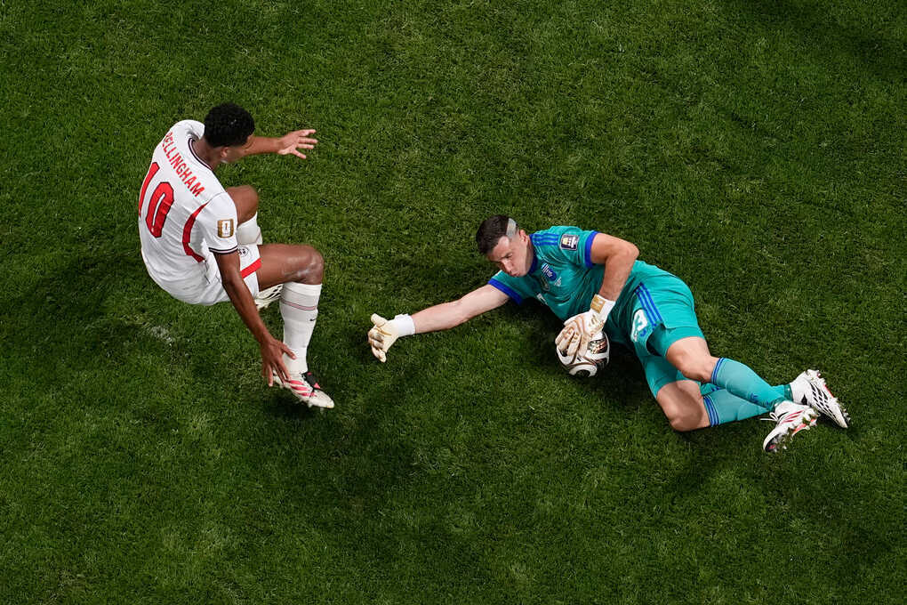 Dibu Martinez nén đau dự chung kết World Cup