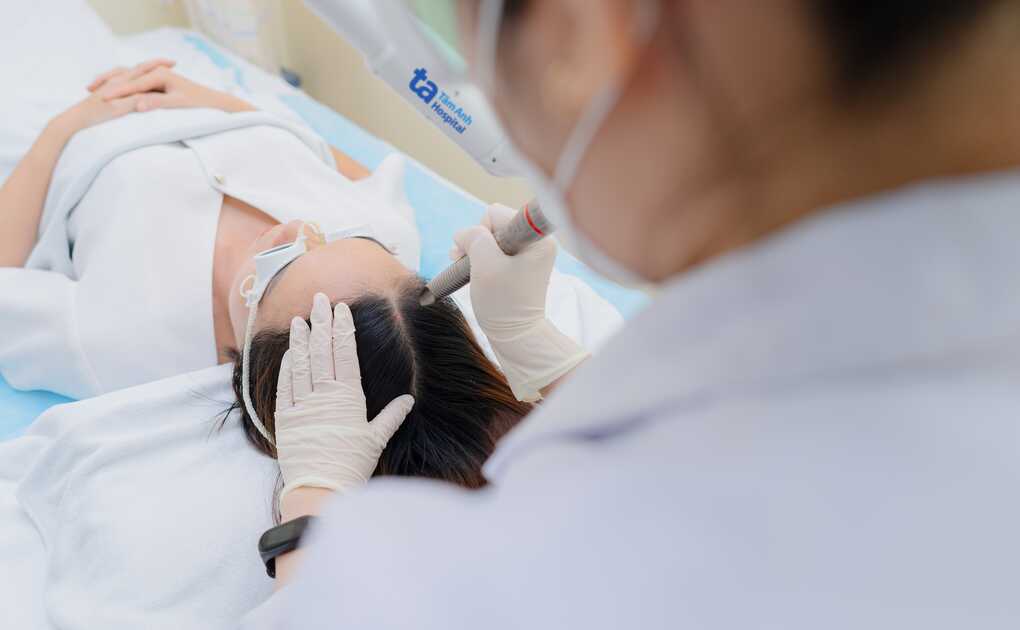Hói trán kiểu `bò liếm` điều trị thế nào