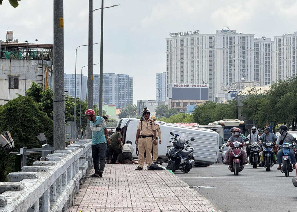 Lật xe trên cầu ở TPHCM: Tài xế nhảy xuống kênh, đòi đánh người giải cứu