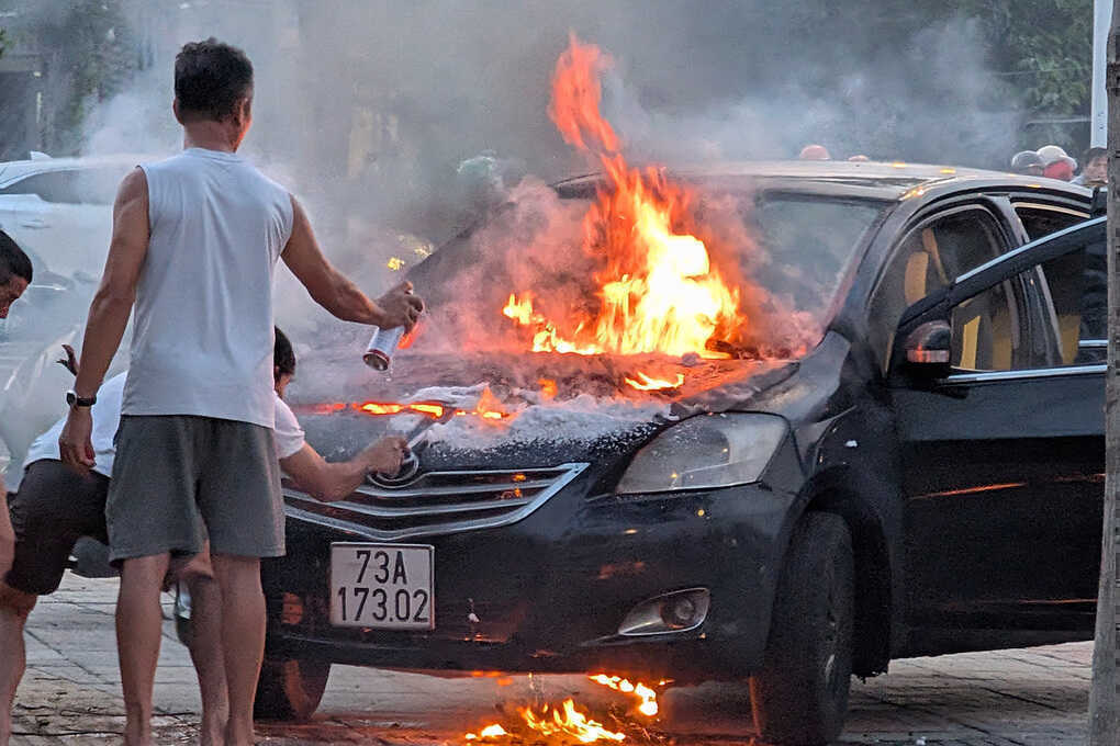 Ôtô bốc cháy trên vỉa hè TP HCM