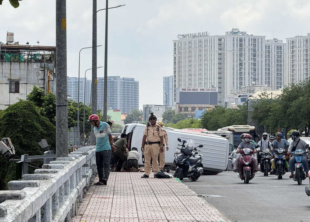 Tin tức Thời sự 19/7: Lật xe trên cầu Phú Mỹ, cảnh tan hoang sau lũ ở Lai Châu