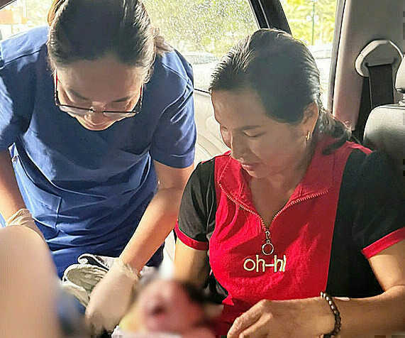 Đẻ rơi con trên ôtô