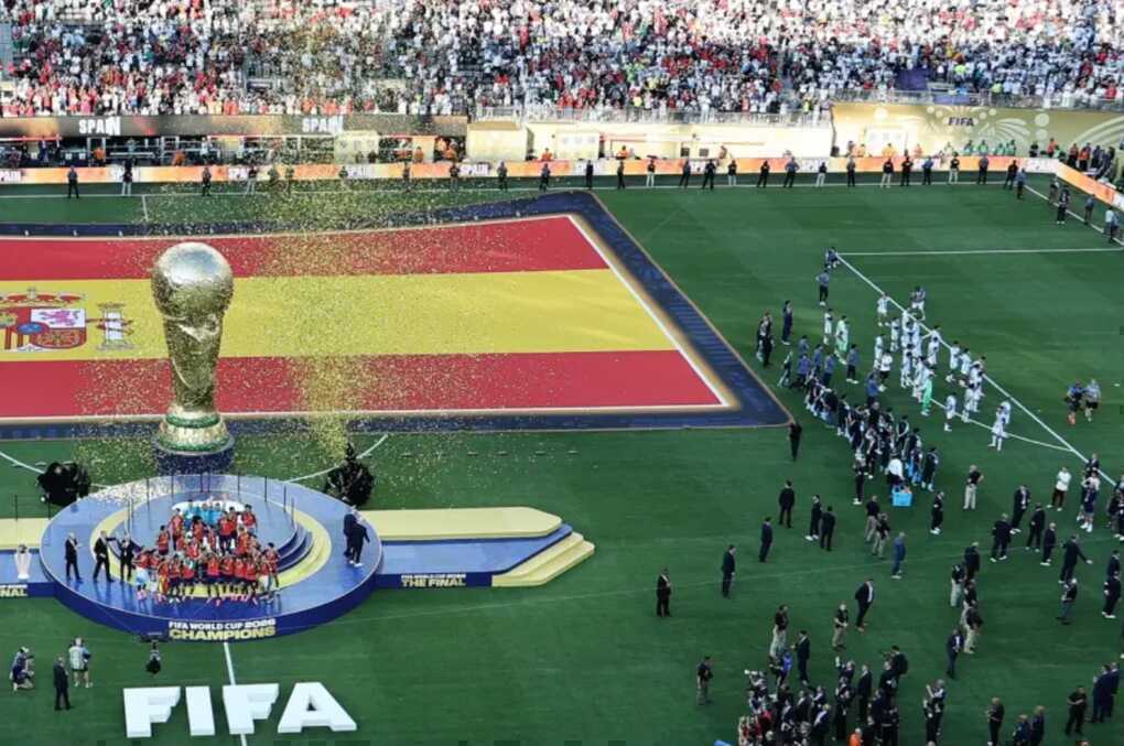 Argentina bị chỉ trích vì quay lưng khi Tây Ban Nha nâng Cup