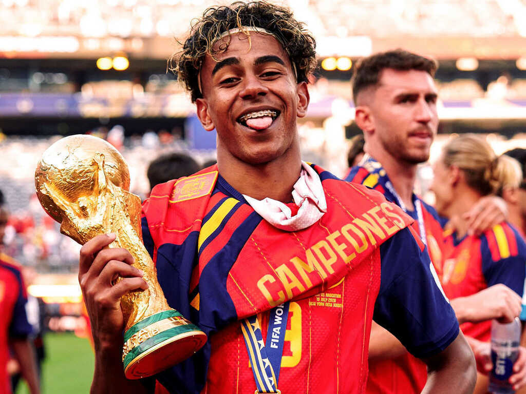 Chiếc cúp World Cup trên tay Yamal: 5 kg vàng, hơn 6,5 tỷ đồng