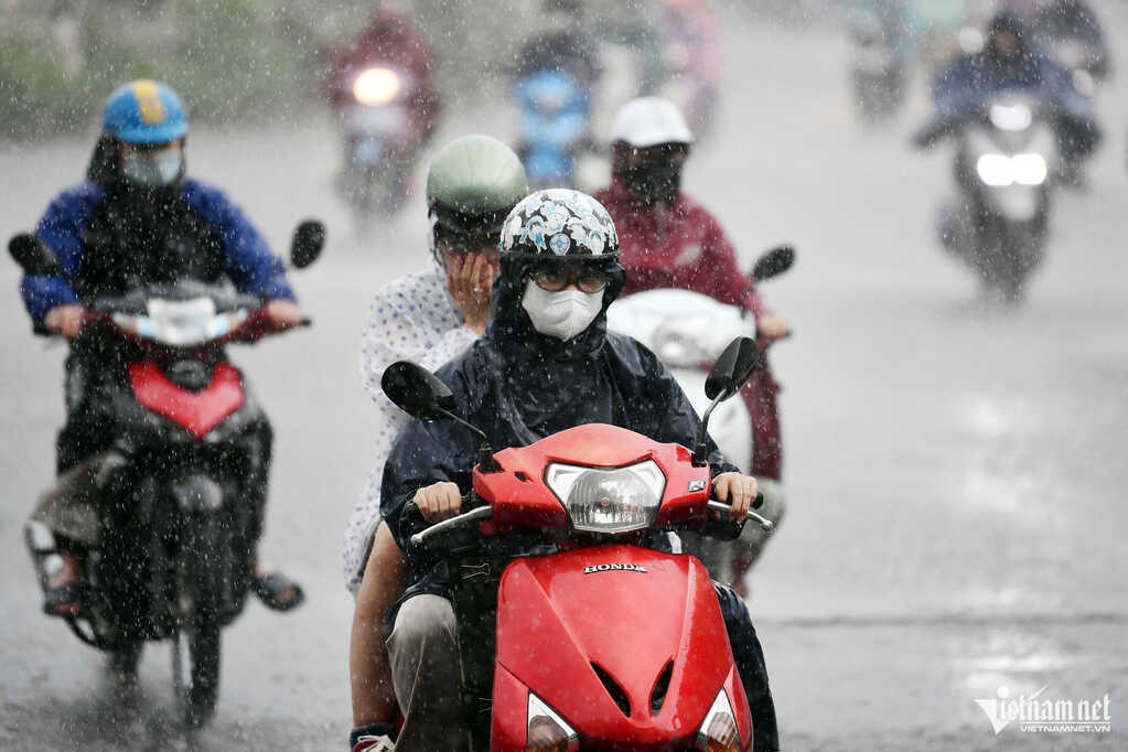 Dự báo thời tiết 20/7/2026: Miền Bắc vẫn mưa giông, Hà Nội giảm còn 33 độ