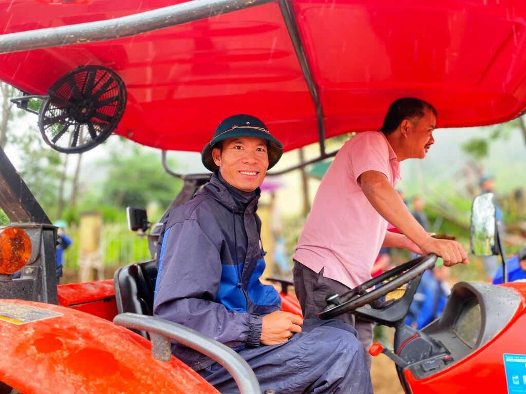 Hành động nghĩa hiệp của người lái máy cày giữa hiện trường lũ quét ngổn ngang