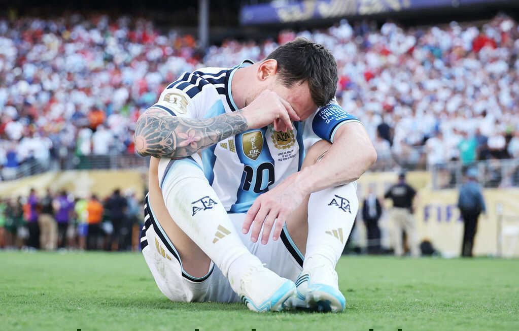Messi khóc nức nở khi Argentina thua chung kết World Cup