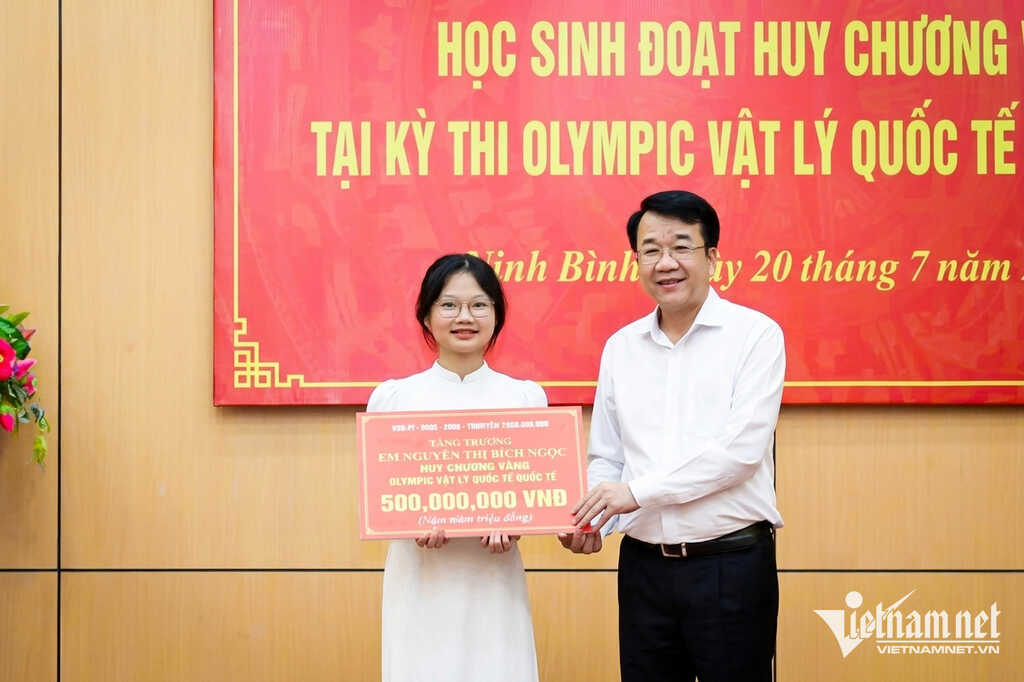 Nữ sinh Ninh Bình đoạt huy chương vàng Vật lý Quốc tế nhận tin cực vui