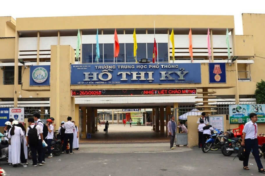 Thí sinh tại Cà Mau thừa nhận dùng điện thoại, sẽ bị hủy kết quả thi tốt nghiệp