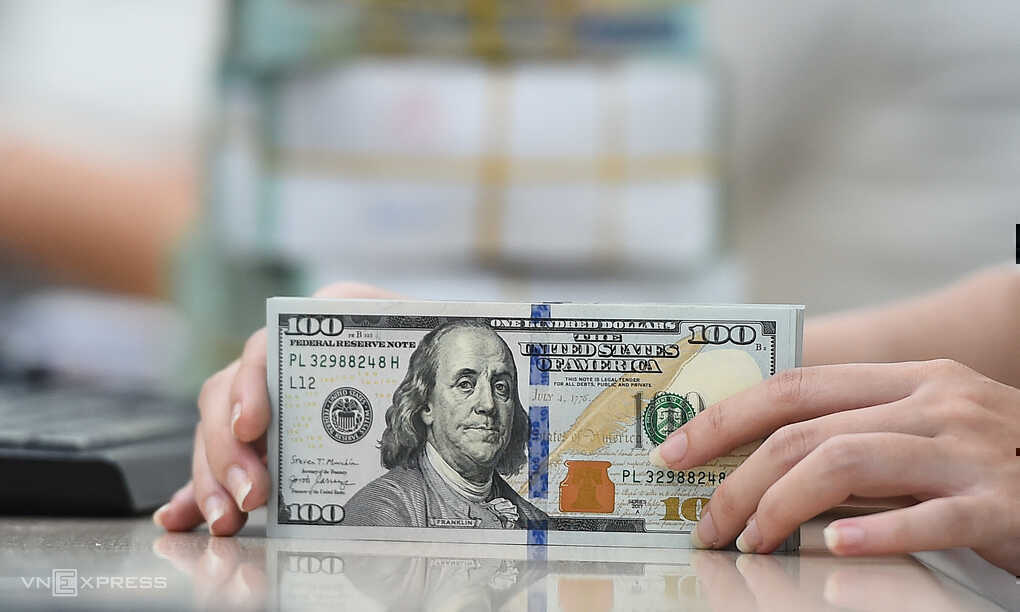 Vì sao tỷ giá ngân hàng, `chợ đen` diễn biến ngược chiều?