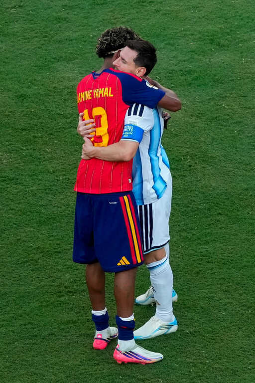 Yamal an ủi Messi sau khi vô địch World Cup 2026